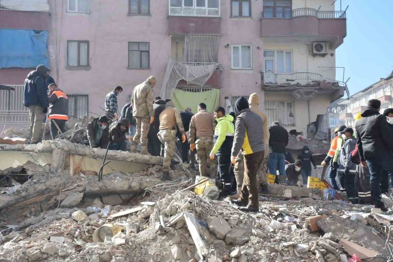 Yıkılan binaları yapan sorumlular mercek altına alındı
