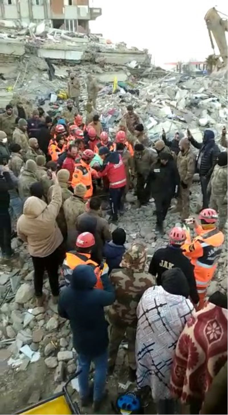 Gaziantep’te bir kadın depremden 99 saat sonra enkazdan sağ olarak çıkartıldı
