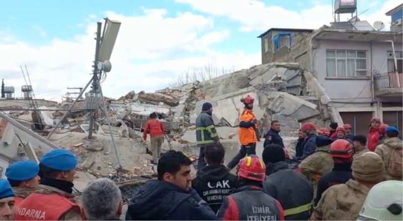 Osmaniye’de hasar gören bina çöktü
