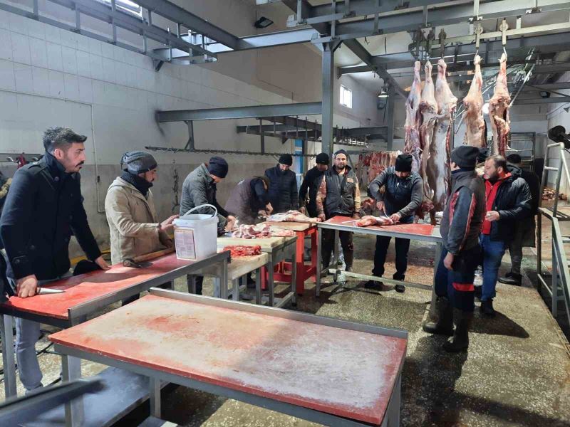 Kasaplar tarafından hazırlanan etler deprem bölgesine gönderiliyor
