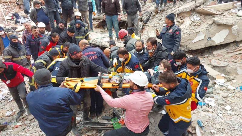 Gaziantep’de 106 saat sonra 3 kişi sağ olarak böyle çıkarıldı
