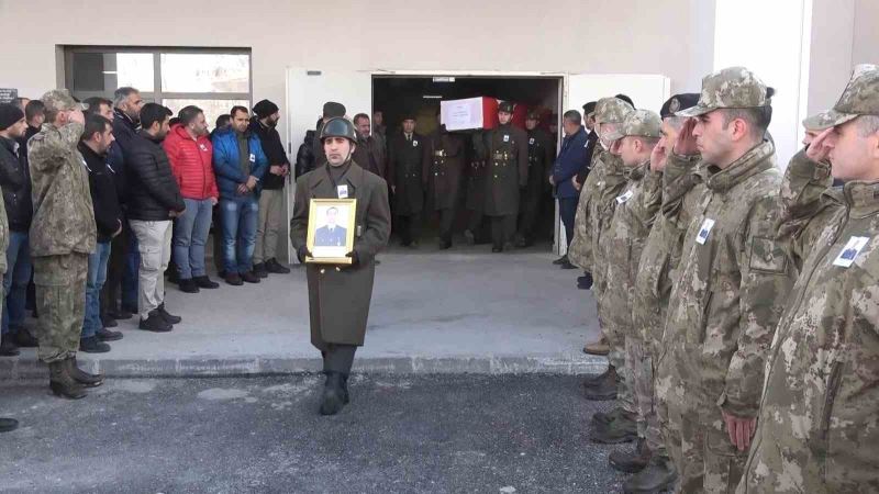 Depremde hayatını kaybeden uzman çavuş ve eşi son yolculuğuna uğurlandı
