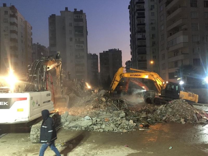 Afet bölgesinde kurtarma çalışmaları gece-gündüz demeden aralıksız sürüyor
