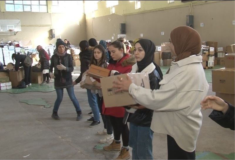 Tatile rağmen okulları terk etmeyip depremzedeler için seferber oldular
