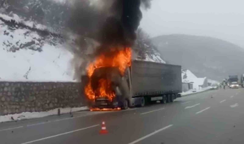 Samsun’da motor yağı yüklü tır alev alev yandı
