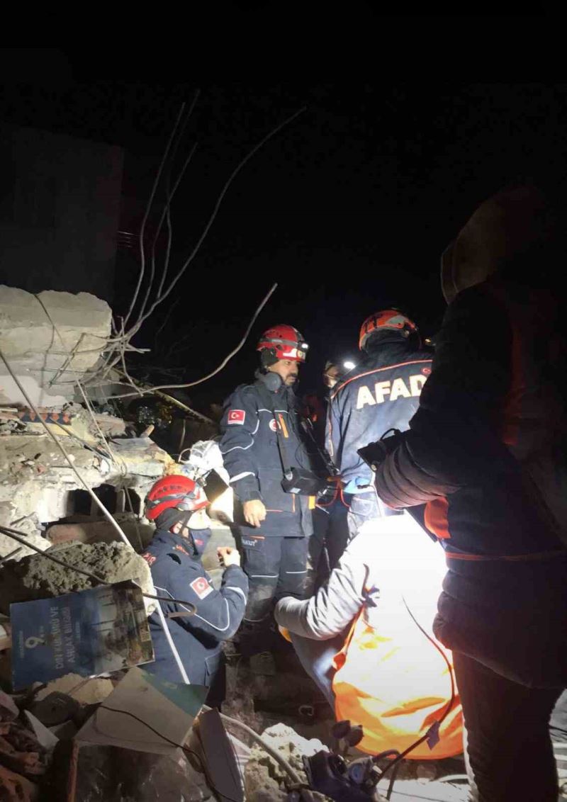 Adıyaman’da enkazdan iki kadın sağ çıkarıldı
