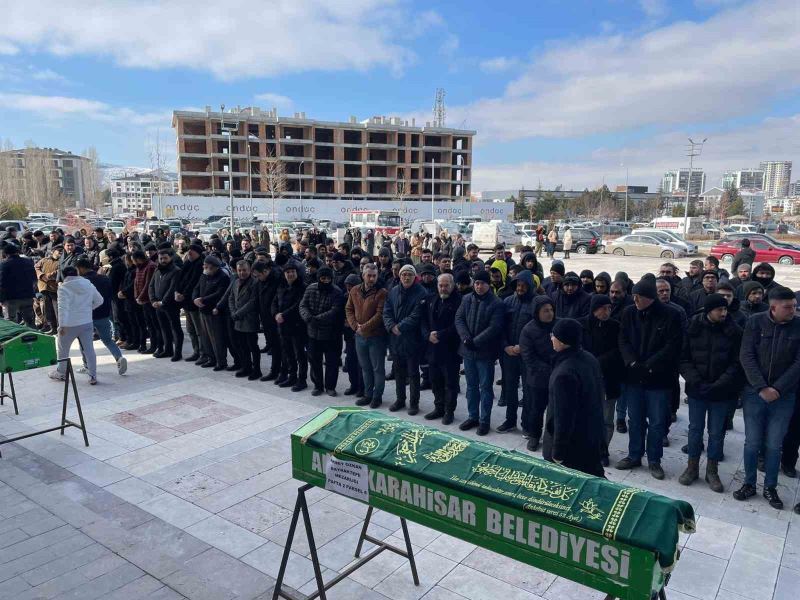 Enkaz altında kalan öğretmenin cenaze namazını imam olan ağabeyisi kıldırdı
