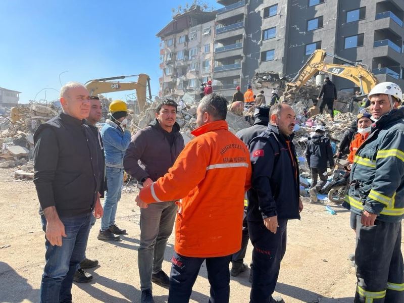 Belediye personeli, bölgede can siper çalışmalarını sürdürüyor
