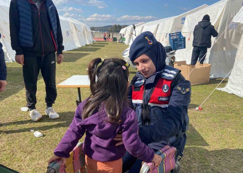 Depremzede çadırında doğan bebeğe ’Umut’ adı verildi
