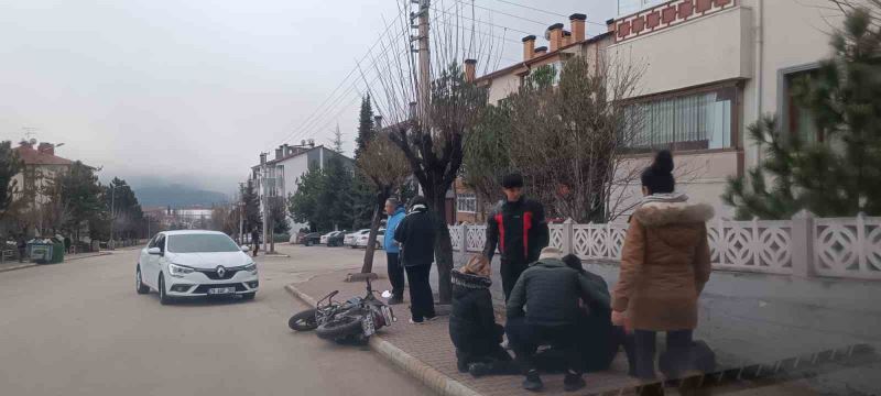 Otomobille çarpışan motosiklet sürücüsü yaralandı
