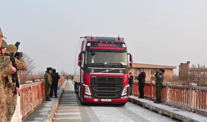 Türkiye-Ermenistan sınırı 35 yıl sonra depremzedeler için açıldı
