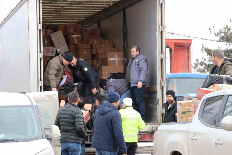 Emniyet müdürlüğü ekipleri 1 tır yardım malzemesi yolladı
