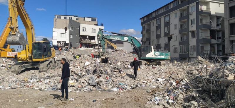 Deprem bölgesine iş makineleriyle destek veriyorlar
