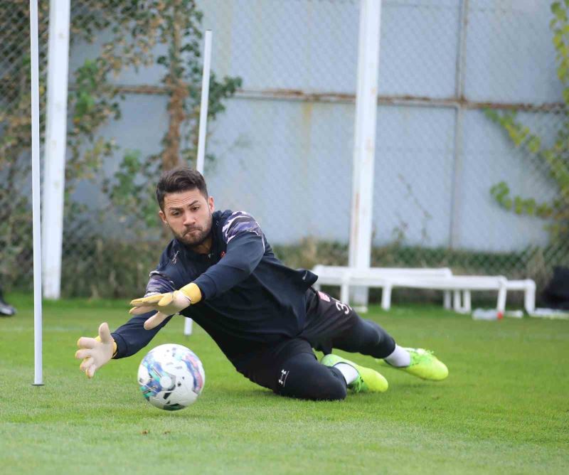 Sivasspor’un kalecisi Ali Şaşal’dan depremzedelere destek
