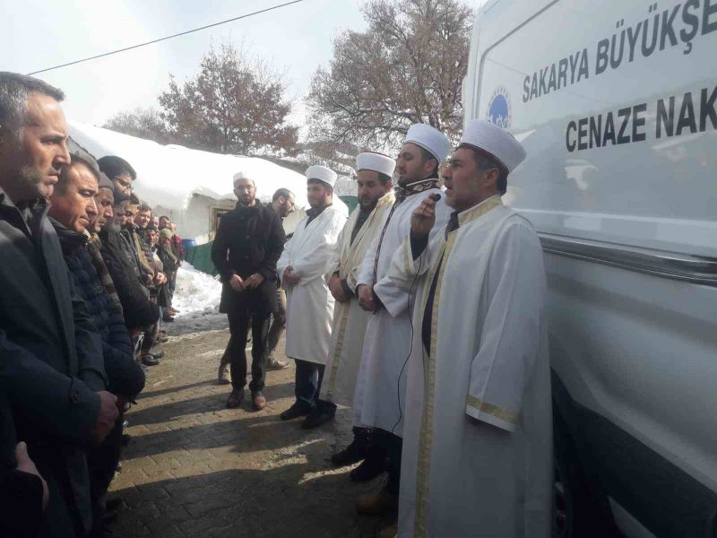 Depremde hayatını kaybeden anne ve 3 kızı Sakarya’da toprağa verildi
