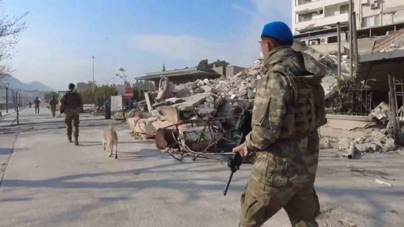 Komandolar deprem bölgesinde
