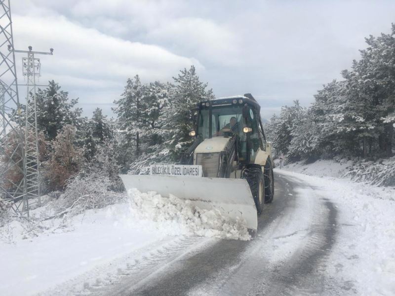 Köy yollarının ulaşıma açılması için çalışmalar devam ediyor
