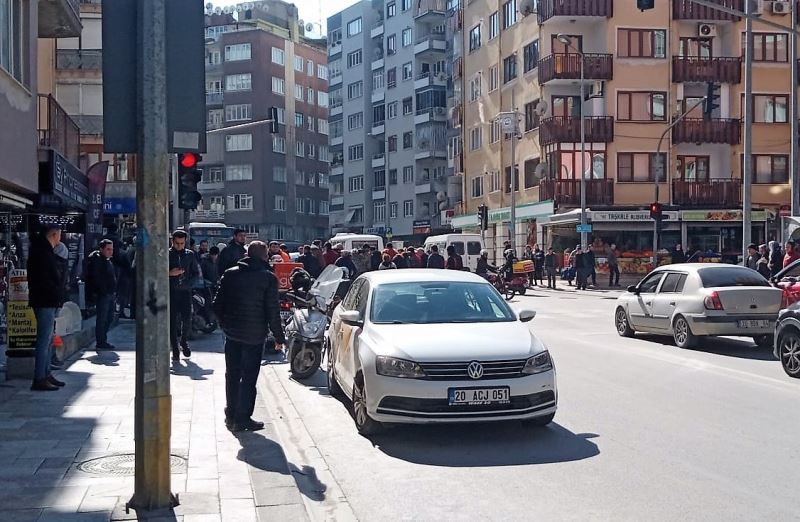 Otomobille çarpışan motosikletli kurye ağır yaralandı
