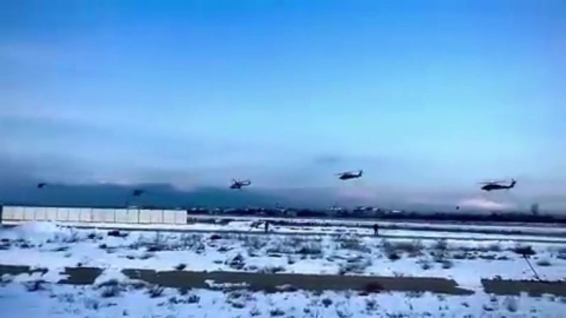 Helikopterler peş peşe böyle havalandı, askeri gören köylüler onlara sarıldı
