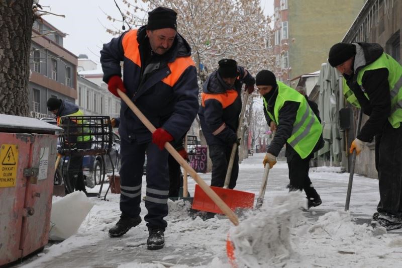 Kars Belediyesi’nden buz mesaisi
