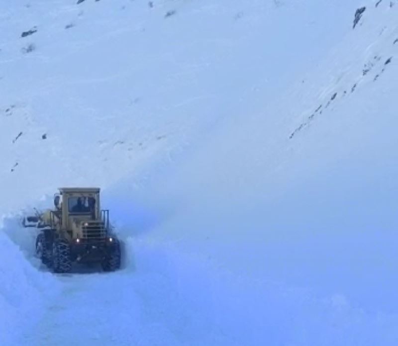 Deprem bölgesine yardımların ulaştırılması için ekipler çığ düşen yolu ulaşıma açtı
