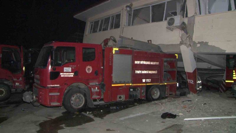 Hataylı itfaiyecileri ölümden, bindikleri araçlar kurtardı
