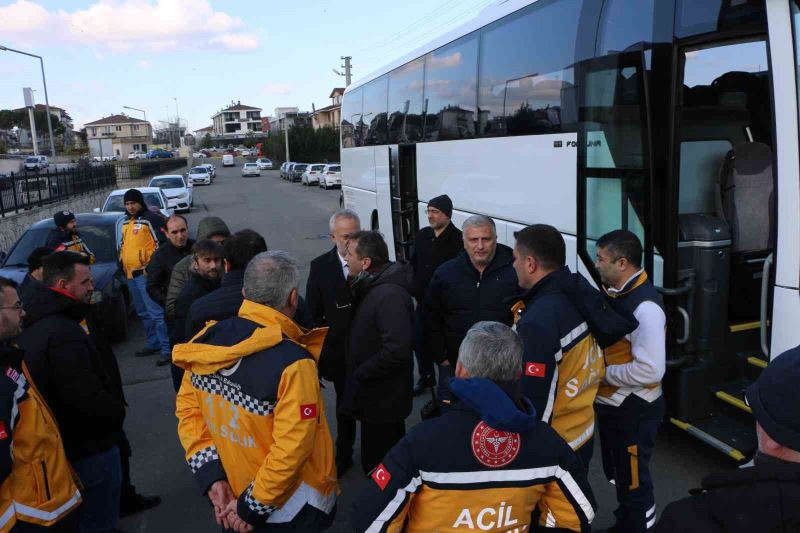 36 acil sağlık personeli daha deprem bölgesine gitti
