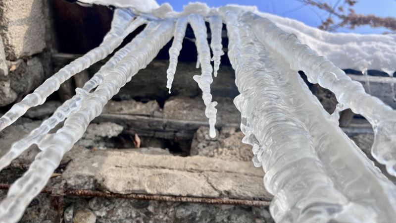 Ağrı’da dev buz sarkıtları oluştu
