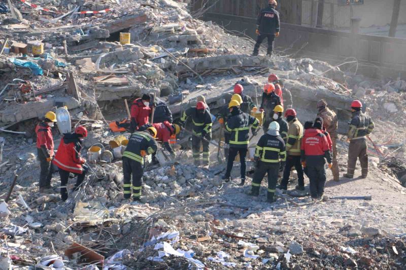 Diyarbakır’da enkaz çalışması 8’inci gününde de devam ediyor
