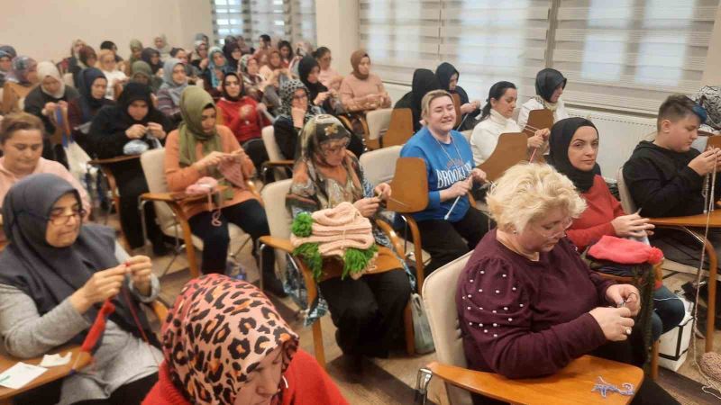 Gaziosmanpaşa’da onlarca kadın depremzedeler için kışlık kıyafet hazırlıyor
