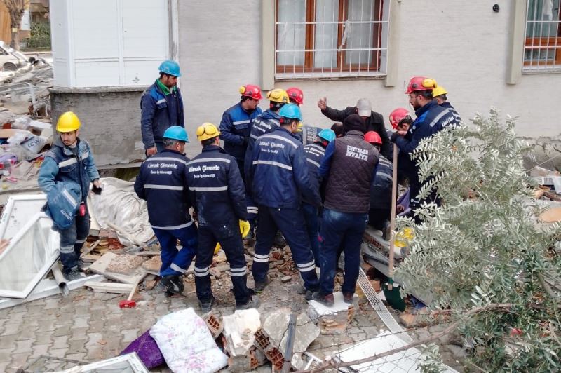 Siirt ekibi enkazdan 30 vatandaşı kurtarmayı başardı
