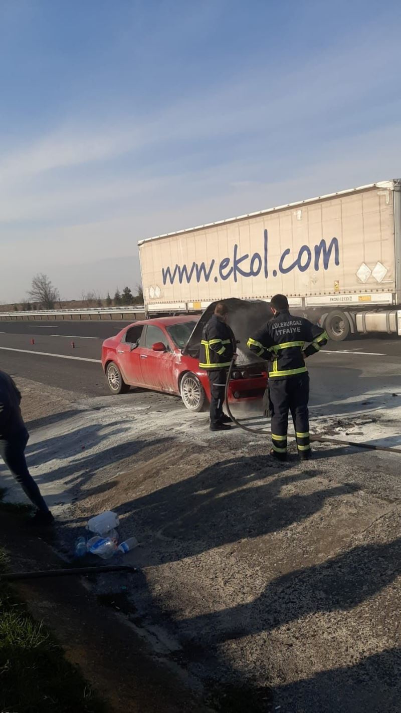 Kırklareli’nde yabancı plakalı otomobil seyir halinde alev aldı
