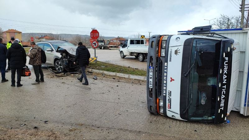 Otomobille çarpışan kamyon yan yattı
