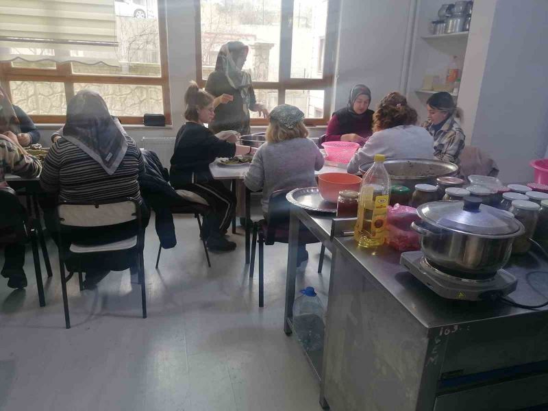 Kursiyerler, sardıkları yaprak dolmasını deprem bölgesine gönderdi
