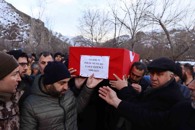 Depremde göçük altında kalan polis memuru toprağa verildi
