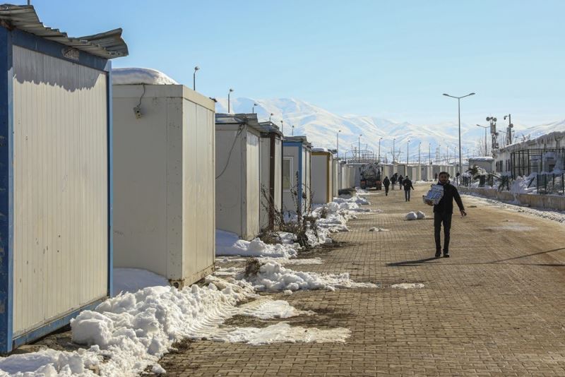 Van ekibi Malatyalı depremzedeler için konteyner kent kuruyor
