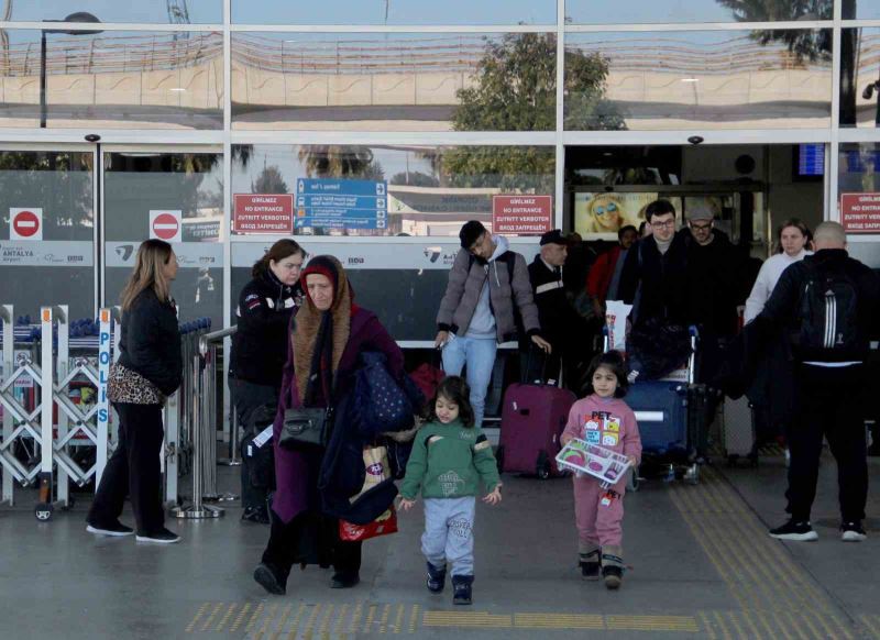 Antalya depremzedeleri ağırlamaya devam ediyor
