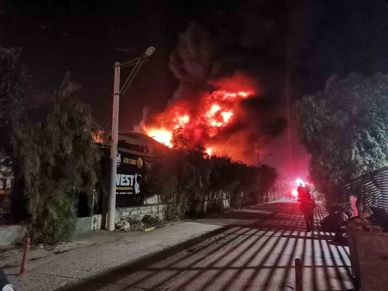 İzmir’de lastik bayisinde korkutan yangın
