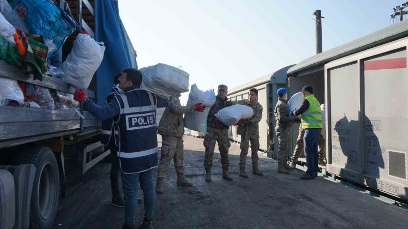 Avrupa’dan gelen yardım malzemeleri Edirne’den tırlar ve trenlerle afet bölgelerine sevk ediliyor
