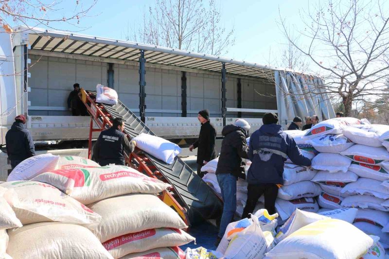 Erzincan’dan Malatya’da ki hayvan üreticilerine yem desteği
