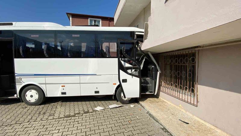 Turistleri taşıyan tur otobüsü kazadan sonra bina duvarına çarptı
