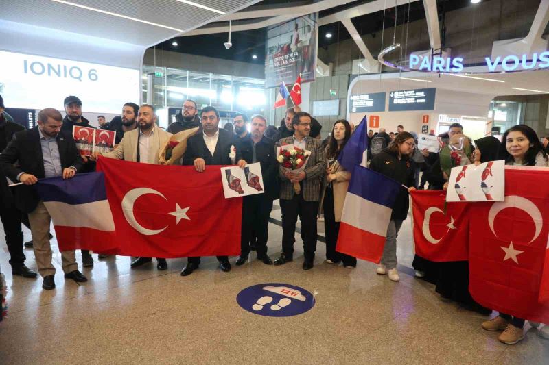 Fransız arama-kurtarma ekibi güllerle karşılandı
