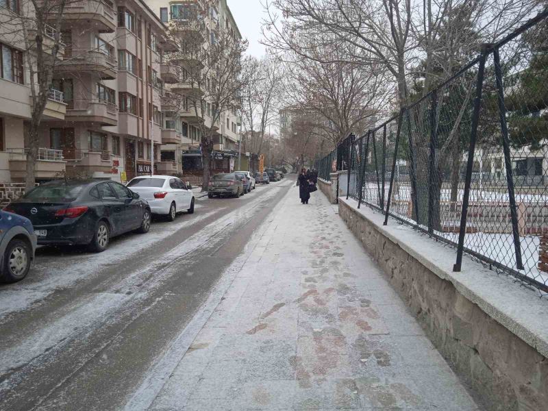 Afyonkarahisarlılar karlı bir sabaha uyandı
