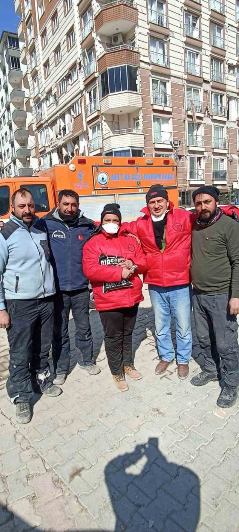 Erzurum Büyükşehir’in ekibi Erakut enkazda bulduğu parayı sahibine teslim etti
