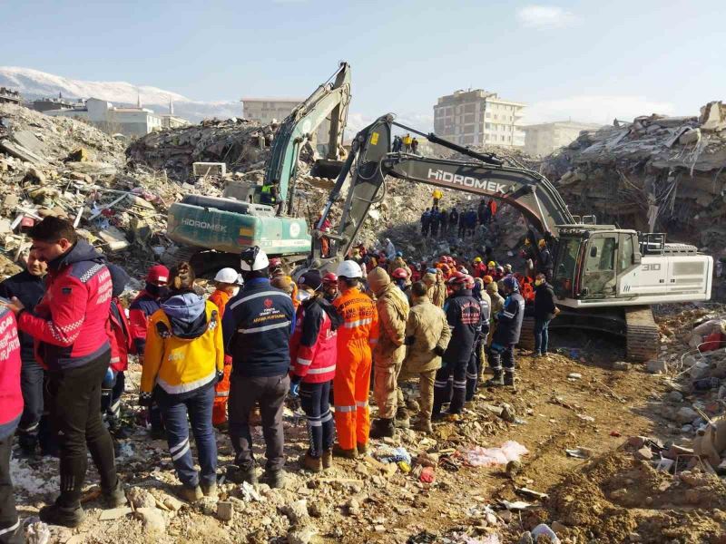 Melike İmamoğlu, AFAD ve Mehmetçik tarafından 222. saatte enkazdan çıkarıldı
