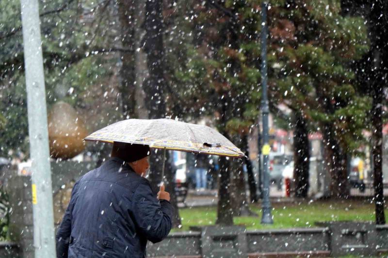 Soğuk hava ve kar yağışı Samsun’da etkili oluyor
