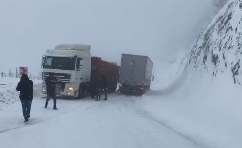 Ağır tonajlı araçlar yolda kaldı, Artvin-Ardahan yolu ulaşıma kapandı
