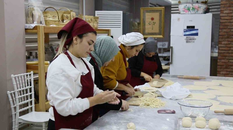 Gürsulu kadınlar çölyak hastası depremzedeler için erişte üretiyor
