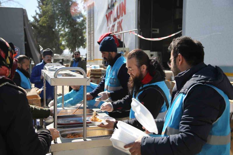 Uygur Türklerinden depremzedelere ‘Uygur Pilavı’ ikramı
