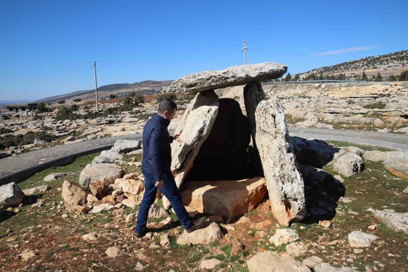 Binaları yerle bir eden deprem dolmen mezarlara hasar vermedi
